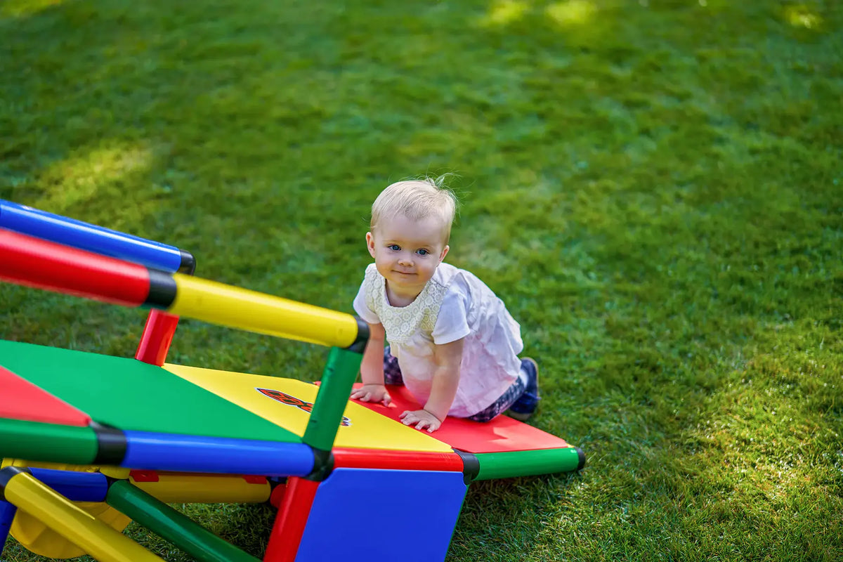 Baby crawling on a low QUADRO Evolution ramp in a garden